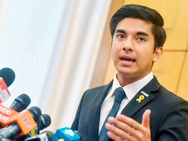 Syed Saddiq ketika ditemui di lobi Parlimen di sini hari ini. - FOTO SHARIFUDIN ABDUL RAHIM