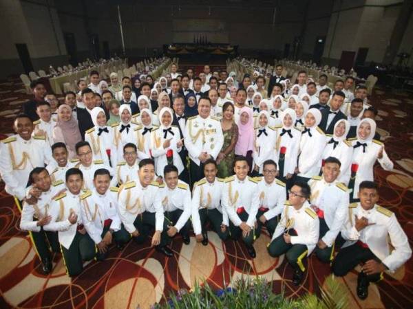 Tuanku Syed Faizuddin bergambar bersama 40 Pegawai Muda dari UniMAP.