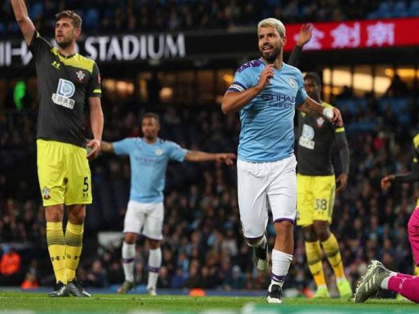 Aguero menjaringkan dua gol dalam aksi Piala Liga Inggeri awal pagi tadi. - Foto Manchester City FC