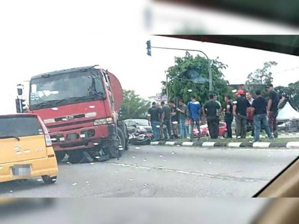 Sebuah lori tangki merempuh tiang lampu isyarat apabila cuba mengelak sebuah trak tunda yang membuat pusingan U di Kilometer 13 Jalan Klang-Banting, Banting semalam.