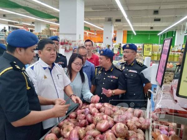 Loy Sian (dua kiri) menyemak harga barangan sewaktu pemeriksaan Skim Harga Maksimum Musim Perayaan Deepavali 2019 di Pasaraya NSK Bandar Mahkota Cheras hari ini.