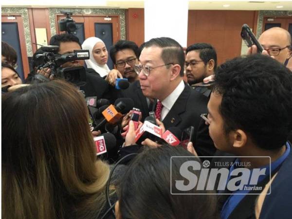 Guan Eng ketika ditanya pemberita di lobi Parlimen berkenaan isu komik hari ini.