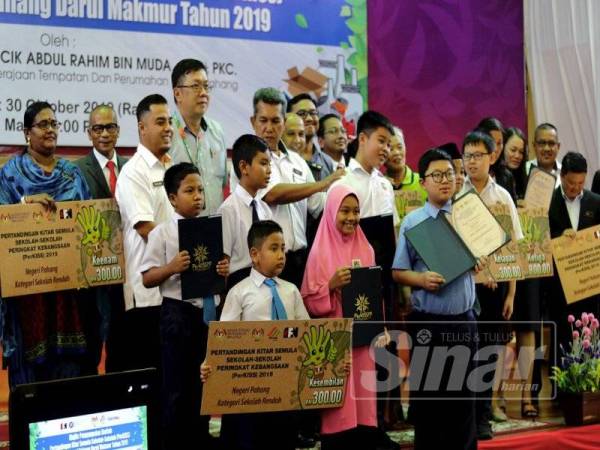 Timbalan Pengarah Pendidikan Negeri Pahang (Sektor Pembangunan Murid),Mohd Raauf Jali bersama Shahrudin bergambar bersama pemenang dalam Pertandingan Kitar Semula Sekolah-Sekolah (PERKISS) peringkat Pahang di Dewan Seri Mahkota, Jabatan Bomba dan Penyelamat Malaysia (JBPM) di sini hari ini.