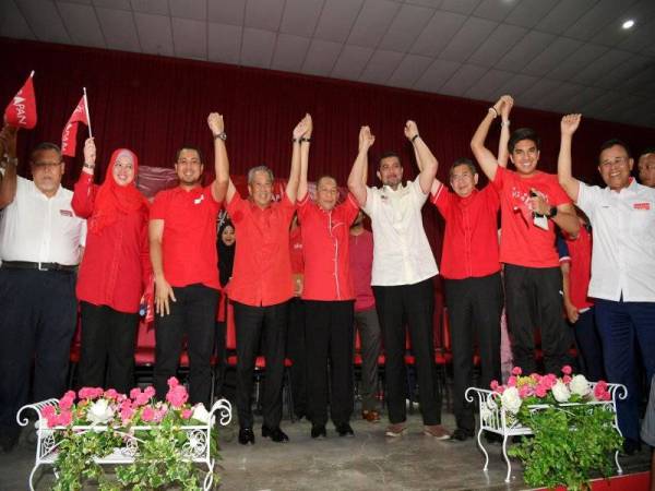 Presiden Parti Pribumi Bersatu Malaysia (Bersatu), Tan Sri Muhyiddin Yassin yang juga Pengerusi Pakatan Harapan (PH) Johor ketika memperkenalkan calon PH Karmaine Sardini, 66, untuk Pilihan Raya Kecil (PRK) Parlimen Tanjung Piai dan pelancaran jentera PRK Tanjung Piai di Dewan Hai Kee Hall Batu 34 Pontian kelmarin. - Foto Bernama