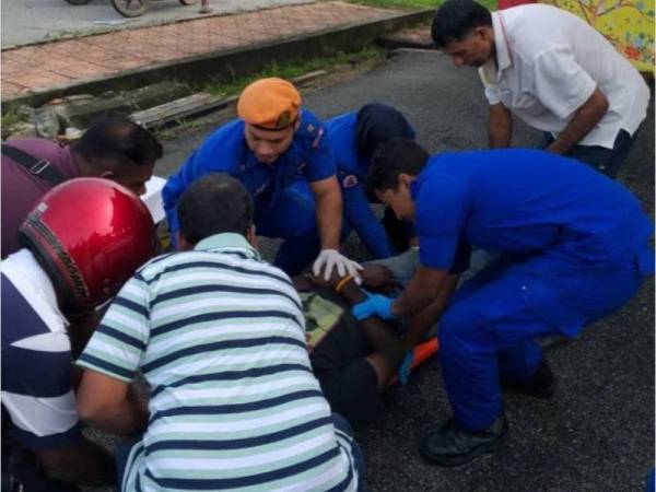 APM dan orang awam membantu mangsa dipercayai mabuk yang tiba-tiba rebah berhampiran sebuah tokong Cina di Pekan Bestari Jaya semalam.