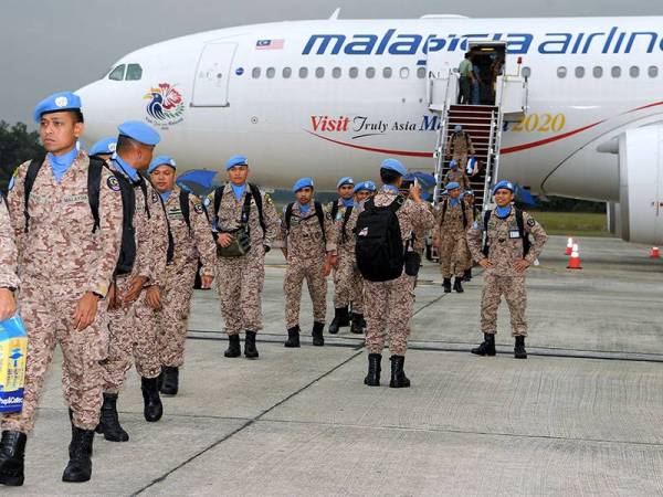 Seramai 221 pegawai dan anggota, yang merupakan kumpulan terakhir Malbatt 850-6 tiba di Pangkalan Udara TUDM, Subang hari ini selepas menamatkan misi pengaman selama setahun di Lubnan.  - Foto BERNAMA