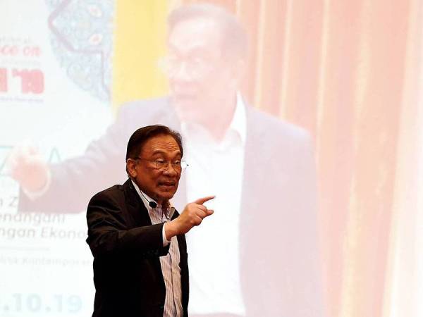 Anwar menyampaikan Program Perbincangan Akademi Zakat (AZKA) bertajuk Peranan Zakat Dalam Menangani Kesenjangan Ekonomi:Satu Analisa Kontemporari di Seminar Antarabangsa Zakat, Wakaf dan Filantropi Islam Kali Ketiga hari ini. - Foto Bernama