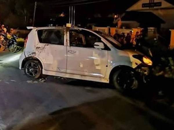 Kereta Perodua Myvi ditarik naik ke darat selepas terjatuh ke dalam parit.