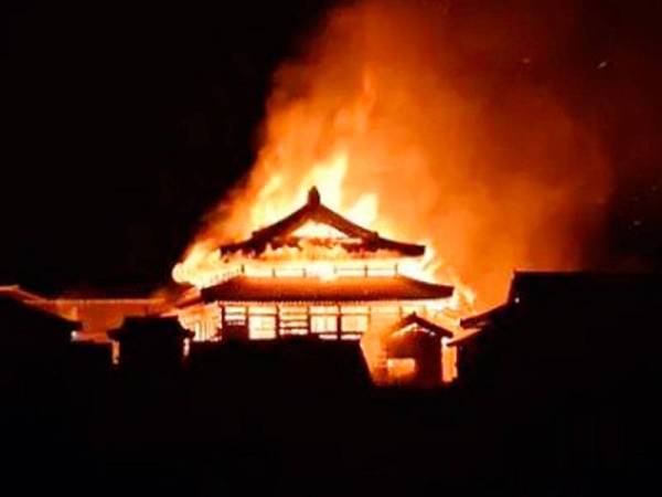 Istana bersejarah Jepun di pulau Okinawa terbakar pagi tadi dan merebak sehingga ke seluruh kompleks tapak Warisan Dunia. - Foto Agensi