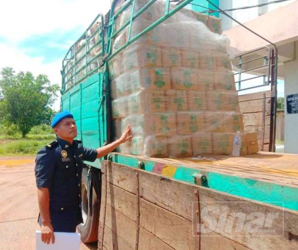 Anggota KPDNHEP membuat pemeriksaan terhadap sebuah lori bernombor pendaftaran tempatan dan menemui minyak masak bersubsidi berjumlah 6.8 tan.