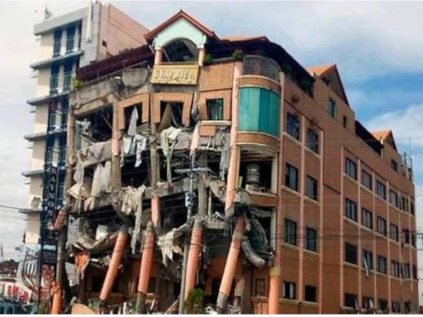 Hotel Eva roboh akibat gempa bumi yang melanda pulau Mindanao. - Foto: Agensi