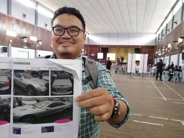 Akmal menunjukkan kereta jenis Mercedes Benz SL350 yang dibidanya dengan harga RM50,000 sekali gus menjadi kenderaan paling mahal dibida dalam Lelongan Awam Kenderaan Klon Jabatan Pengangkutan Jalan (JPJ) Negeri Selangor di Dewan Majlis Bandaraya Shah Alam (MBSA), Seksyen 19 Shah Alam hari ini.