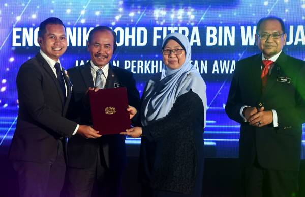 Fuziah (dua, kanan) menyampaikan Anugerah Pingat Perkhidmatan Cemerlang (PPC) 2018 kepada kakitangan Jabatan Perdana Menteri Nik Mohd Fitra Wan Jaffar (kiri) pada Majlis Hari Inovasi dan Kecemerlangan Jabatan Perdana Menteri di Pusat Konvensyen Movenpick, KLIA hari ini. -Foto Bernama