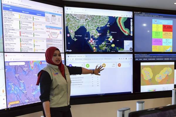 Pengarah Pusat Kawalan Bencana Negara, Zuraini Mohd Yusof menyampaikan Taklimat Pengoperasian Pusat Kawalan Bencana bagi Persediaan Monsun Timur Laut 2019/2020 di Pusat Kawalan Bencana Negara (NDCC), Agensi Pengurusan Bencana Negara (NADMA) hari ini. -Foto Bernama