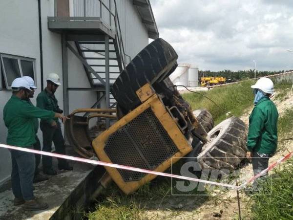 Pegawai JKKP Perak menjalankan siasatan di lokasi kejadian.