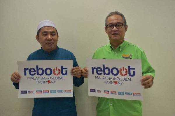 SUMAIRI (kiri) dan Zaini sama-sama memberi sokongan kepada kempen Reboot Malaysia.