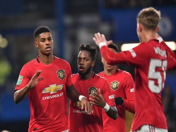 Marcus Rashford (kiri) muncul wira pasukan apabila berjaya meledakkan dua gol buat The Red Devils ketika bertemu Chelsea dalam aksi Piala Liga Inggeris di Stamford Bridge, malam semalam.