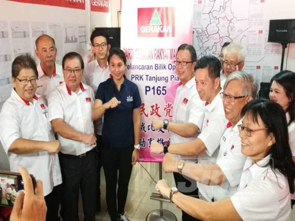 Dominic (empat dari kanan) menyempurnakan Majlis Pelancaran Bilik Operasi Pilihanraya Parti Gerakan diiringi Wendy (tiga kiri) di Bandar Pontian hari ini.