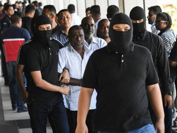 Antara 12 individu yang didakwa di Mahkamah Sesyen hari ini berhubung kumpulan pengganas Harimau Pembebasan Tamil Eelam (LTTE). - Foto Bernama
