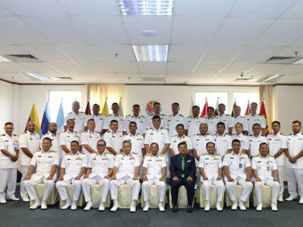 Mohd Zubil (depan, tengah) bersama pengurusan tertinggi APMM bergambar bersama 31 pegawai kanan penguat kuasa Maritim dinaikkan pangkat selepas majlis penyempurnaannya di sini hari ini.