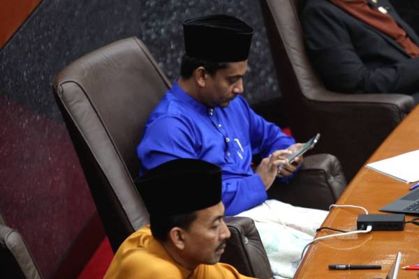 Mohd Shaid duduk bersama barisan kerajaan pada sesi pembentangan Belanjawan Selangor 2020 hari ini.