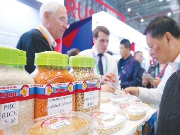 Pengunjung mengenali produk bijirin di gerai pameran syarikat Rusia di CIIE
pertama di Shanghai pada 6 Nov 2018. Pelbagai makanan dari seluruh dunia
dipamerkan di CIIE. - Foto: Xinhua