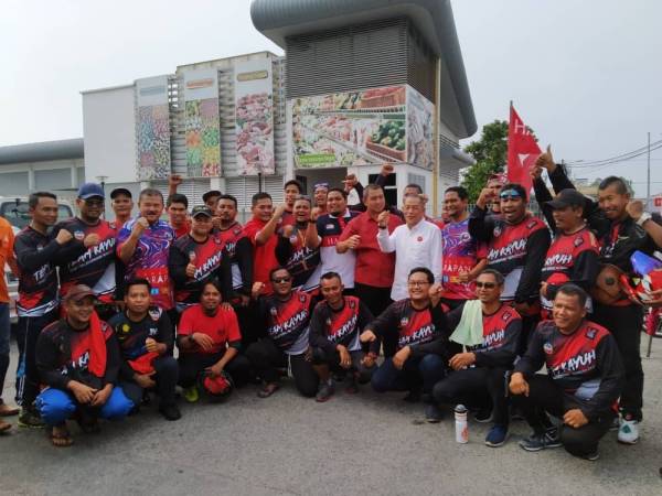 Karmaine (lima dari kanan) ketika Pelancaran Jentera PH dan Sukarelawan P165 Parlimen Tanjung Piai di Pontian semalam.
