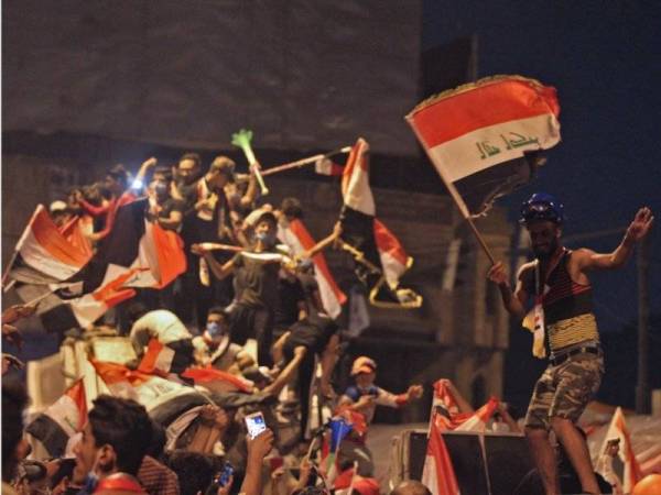 Ribuan penunjuk perasaan berhimpun di Dataran Tahrir di Baghdad semalam. - Foto: AFP