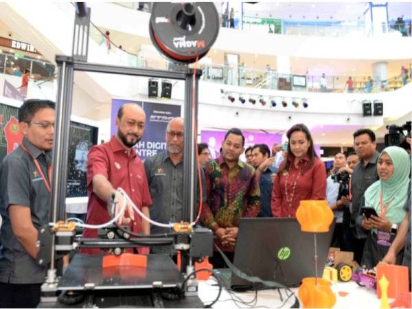 Mukhriz (dua dari kiri) melihat pameran digital Kulim Hi-Tech Park pada Majlis Perasmian Kedah Digital Expo di Aman Central hari ini. - Foto: Bernama