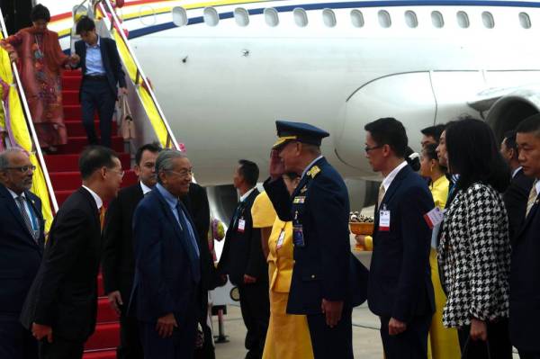 Dr Mahathir tiba di Bangkok untuk Sidang Kemuncak ASEAN