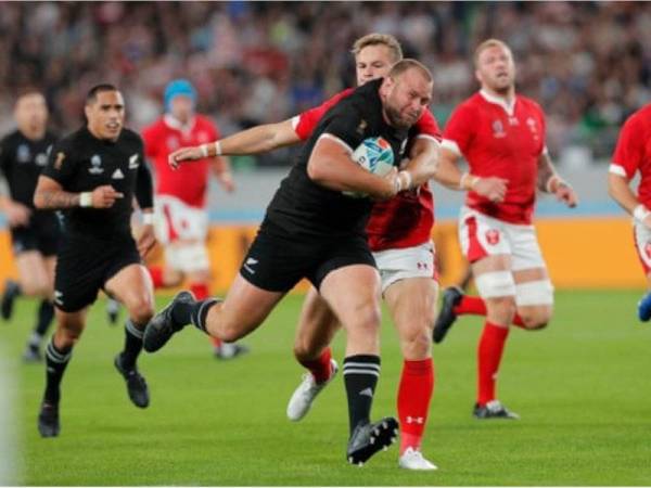 Aksi pemain All Blacks, Joe Moody ketika cuba melakukan try pada aksi penentuan tempat ketiga Ragbi Piala Dunia 2019 di Stadium Tokyo, petang tadi.