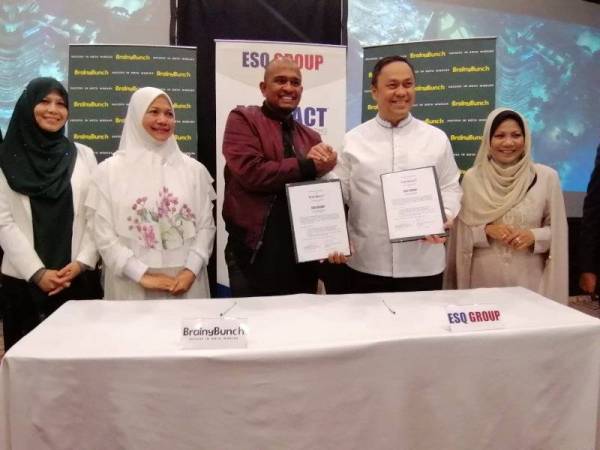 Mohd Fadzil (tiga dari kiri) berganding tangan dengan Ary Agustian (dua dari kanan) sebagai simbolik kerjasama selepas Majlis Menandatangani MoU antara Brainy Bunch dan ESQ Leadership Center, di sebuah hotel di Bangi hari ini.