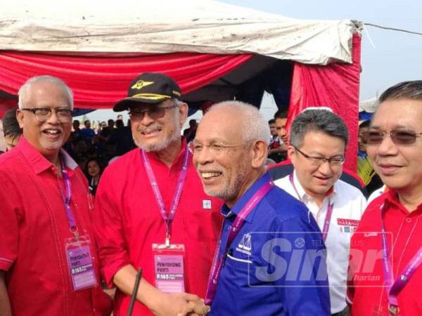 Shahrir (dua dari kanan) dan Khalid (tengah) sempat bersalaman dan berbual mesra sementara menunggu proses penamaan calon di DewanJubli Intan Sultan Ibrahim, Pontian pagi ini. - FOTO SHARIFUDIN ABDUL RAHIM