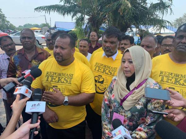 Kamarudin (tengah) bersama Faridah ketika ditemui sejurus proses penamaan calon PRK Tanjung Piai di Dewan Jubli Intan Sultan Ibrahim, Pontian hari ini.