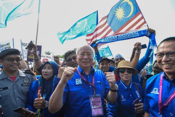 Najib tetap bersemangat memberi sokongan kepada calon MCA walaupun keadaan matanya bengkak. Foto: SHARIFUDIN ABDUL RAHIM