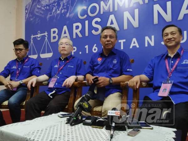 Dari kanan, Jeck Seng, Ir Hasni dan Ka Siong pada sidang media di Pusat Gerakan BN Jalan UMNO tadi.