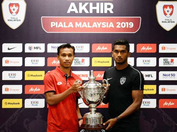 Baddrol bersama Haris memegang Piala Malaysia di Stadium Bukit Jalil.