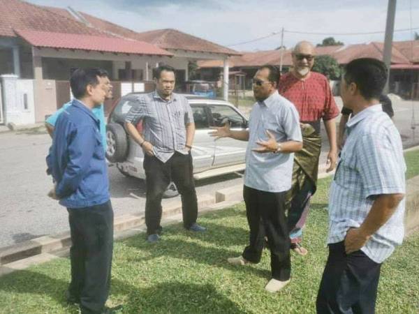 Andansura (tengah) mengadakan perjumpaan dengan penduduk dan wakil daripada Paip bagi menyelesaikan masalah air di kampung itu.