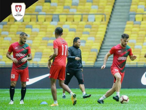 Pemain-pemain Lang Merah giat menjalani latihan sebagai persediaan menentang Harimau Selatan malam ini. Foto: Malaysian Football League