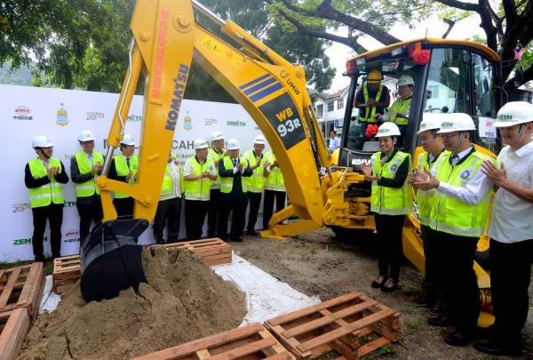 Kon Yeow (lima dari kanan) melakukan gimik perasmian pada Majlis Pecah Tanah Projek Lebuhraya dari Bandar Baru Air Itam ke Lebuhraya Tun Dr Lim Chong Eu sepanjang 5.7 kilometer hari ini. -Foto Bernama