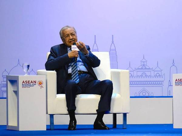 Dr Mahathir semasa sesi dialog pada Persidangan Perniagaan dan Pelaburan ASEAN yang diadakan sempena dengan Persidangan ASEAN ke 35 di Bangkok hari ini.
