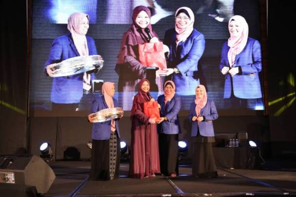 Faridah (dua dari kanan) menyampaikan cenderamata penghargaan kepada Prof Dr Muhaya (dua dari kiri) yang menjadi penceramah jemputan pada Seminar Mega Magnet Rezeki di IDCC Shah Alam.