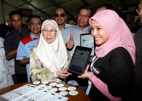 Dr Wan Azizah (depan, tengah) bersama Saifuddin Nasution (belakang, kanan) melawat gerai pameran 'Price Charter' pada Majlis Perasmian Karnival Beli Barangan Malaysia 2019 Peringkat Kebangsaan di Plaza Angsana Johor Bahru hari ini. -Foto Bernama