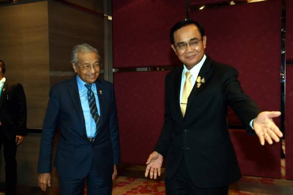 Dr Mahathir bersama Prayut Chan-o-cha -Foto Bernama