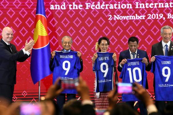 Memorandum Persefahaman (MoU) ditandatangani oleh Presiden FIFA, Gianni Infantino dan Setiausaha Agung ASEAN, Datuk Lim Jock Hoi ketika berlangsung Sidang Kemuncak ASEAN ke-35 di Pusat Konvensyen dan Pameran IMPACT di sini. -Foto Bernama