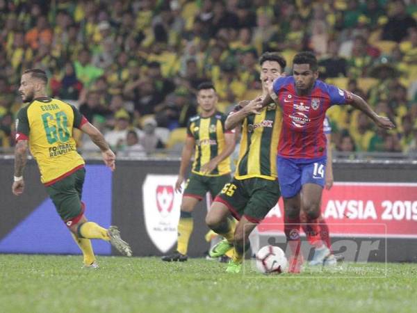 Aksi perlawanan akhir Piala Malaysia Johor Darul Taâ€™zim (JDT) menentang Kedah di Stadium Nasional Bukit Jalil, malam ini. - Foto Sinar Harian ZAHID IZZANI