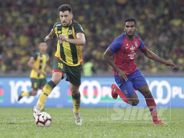 Aksi perlawanan akhir Piala Malaysia Johor Darul Taâ€™zim (JDT) menentang Kedah di Stadium Nasional Bukit Jalil, malam ini. - Foto Sinar Harian ZAHID IZZANI