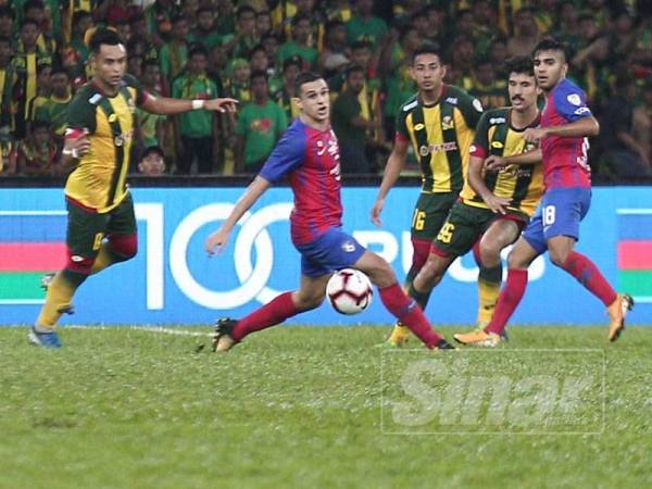 Aksi perlawanan akhir Piala Malaysia Johor Darul Taâ€™zim (JDT) menentang Kedah di Stadium Nasional Bukit Jalil, malam ini. - Foto Sinar Harian ZAHID IZZANI