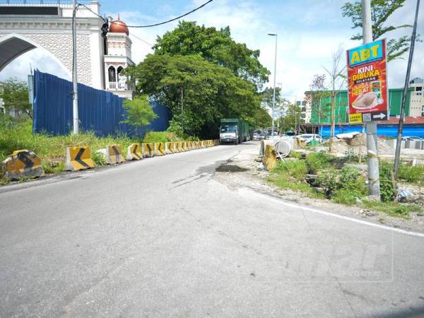 Keadaan beberapa premis termasuk sebuah pasar raya lima tingkat yang didapati menceroboh tanah rizab kerajaan, sekali gus menyukarkan pelaksanaan projek pelebaran Jalan Selayang Baru. -Foto Sinar Harian SHARIFUDIN MOHD RAHIM