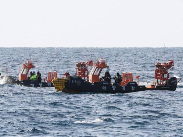 Operasi SAR di sekitar Dokdo itu turut disertai tentera laut dan pengawal pantai. - Foto AFP